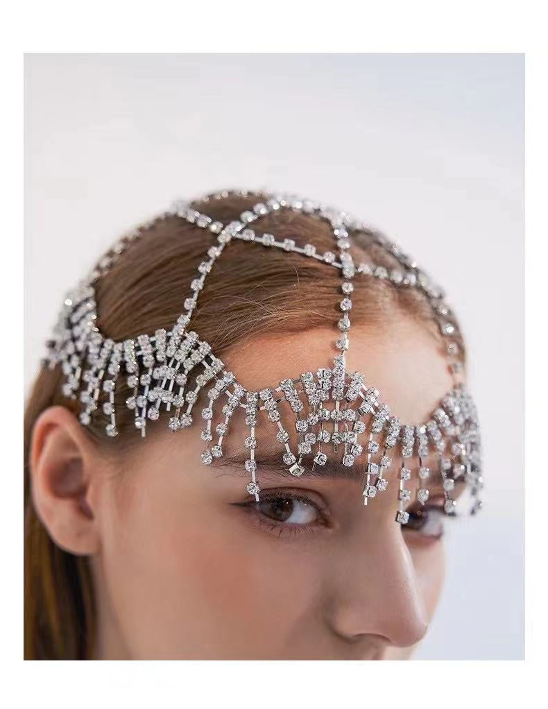 Glands en strass artificiels avec un couvre-chef cool et tendance