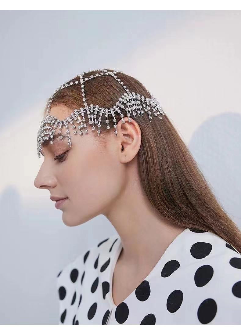 Glands en strass artificiels avec un couvre-chef cool et tendance