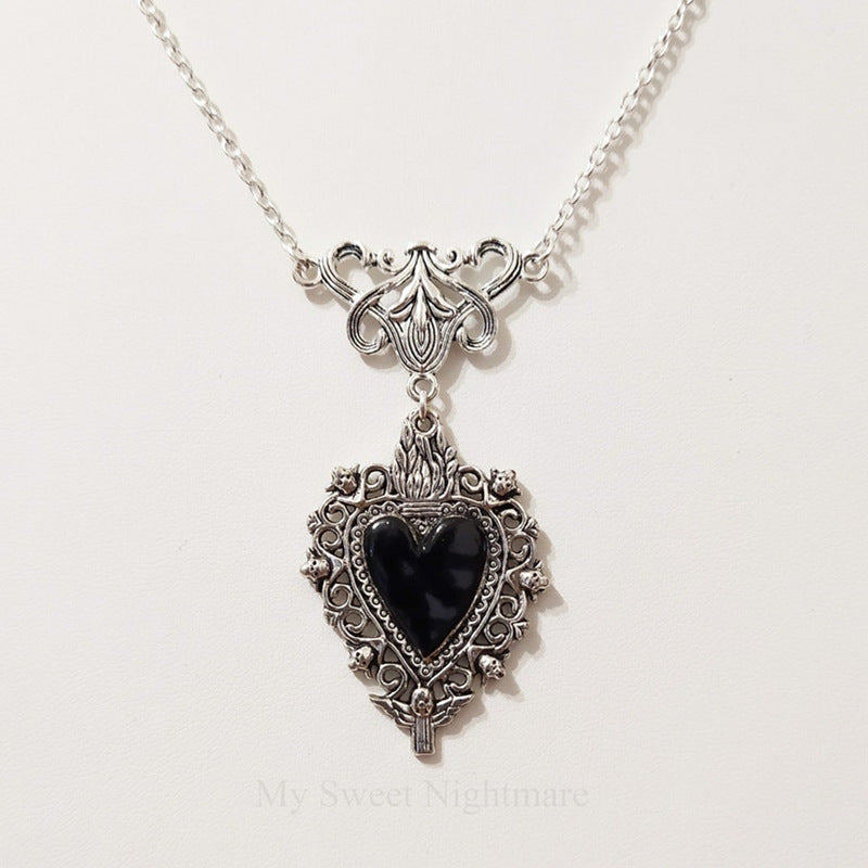 Collier d'amour en dentelle argentée avec pendentif d'amour brûlant