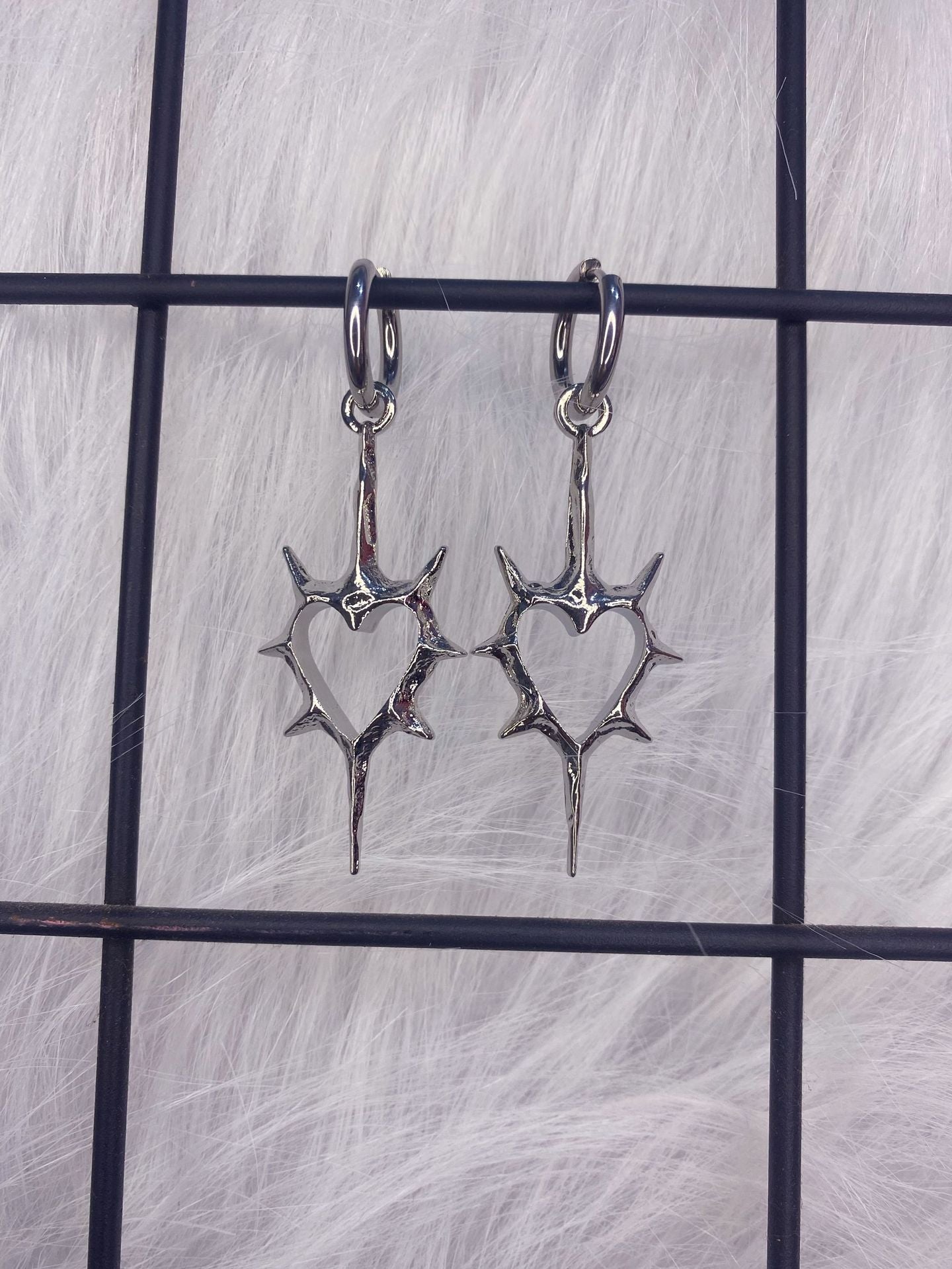 New Special-interest Design Hollow Thorns Peach Heart Earrings
