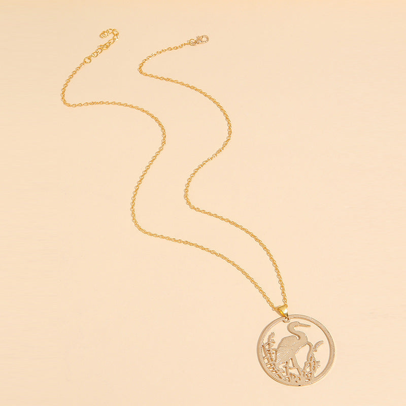 Collier rond élégant avec grue à couronne rouge