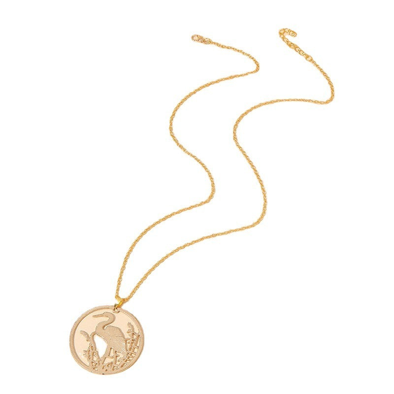 Collier rond élégant avec grue à couronne rouge