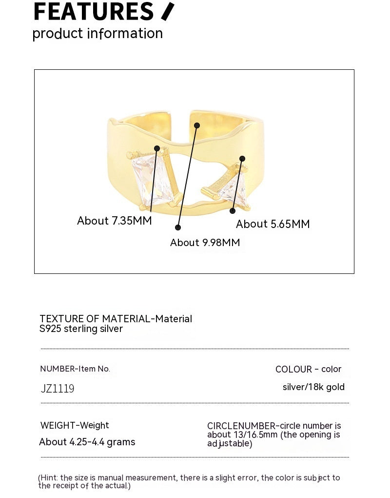 Anillo femenino de plata de ley con circonita triangular de superficie irregular