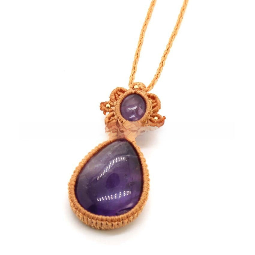 Collier pendentif réglable tissé à la main en forme de goutte d'améthyste