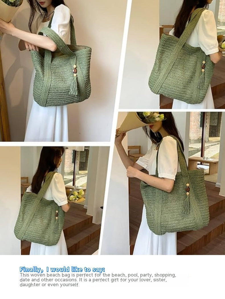 Bolso de paja para mujer con borlas tejidas en la playa