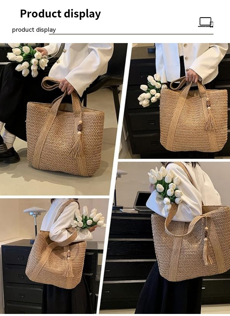 Bolso de paja para mujer con borlas tejidas en la playa