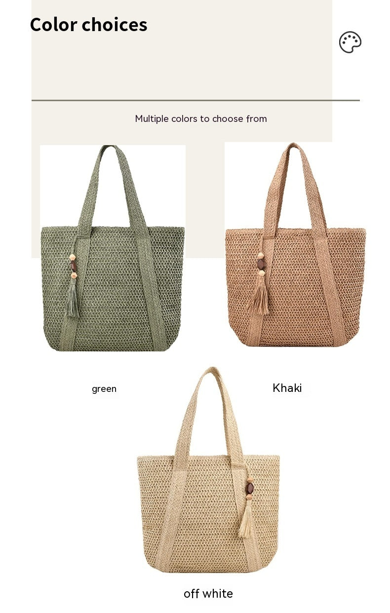 Bolso de paja para mujer con borlas tejidas en la playa