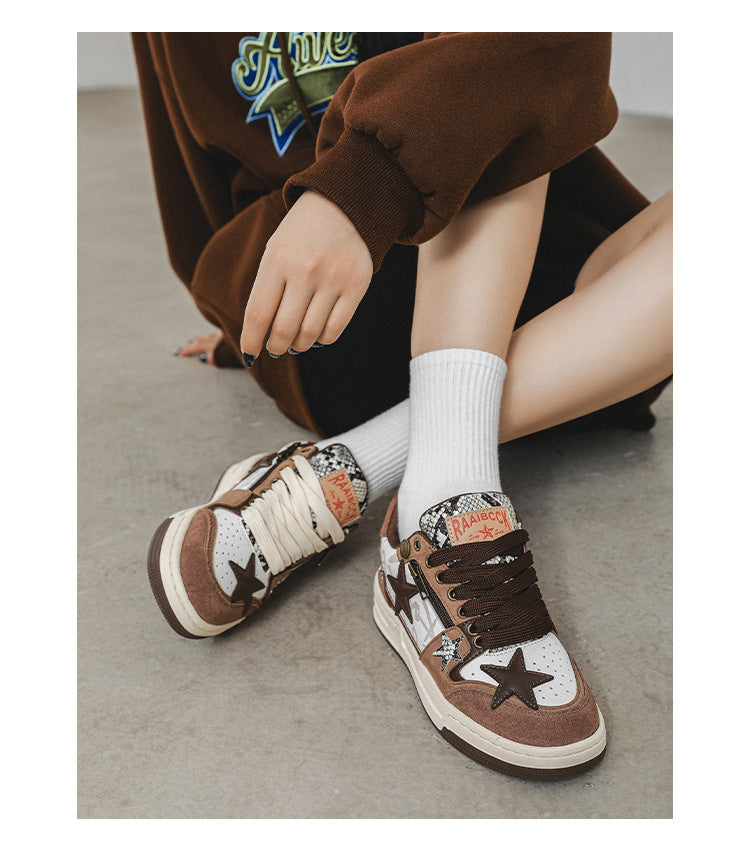 Zapatos de diseño minoritario retro con estrella marrón