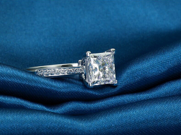 Anillo de diamantes de alta simulación de cuatro garras de moda simple para mujer