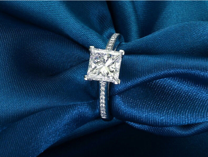 Anillo de diamantes de alta simulación de cuatro garras de moda simple para mujer