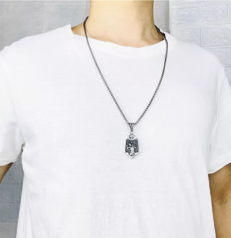 Collier rétro avec pendentif en acier et titane, bouclier croisé