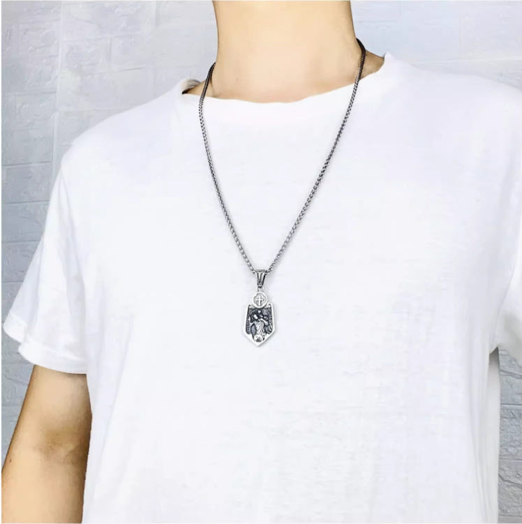 Collier rétro avec pendentif en acier et titane, bouclier croisé