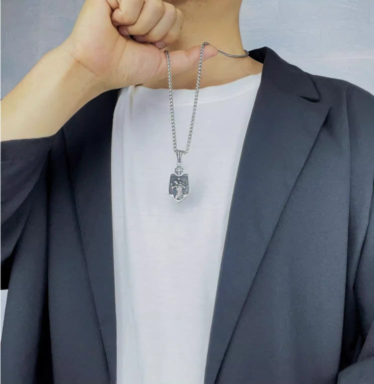 Collier rétro avec pendentif en acier et titane, bouclier croisé