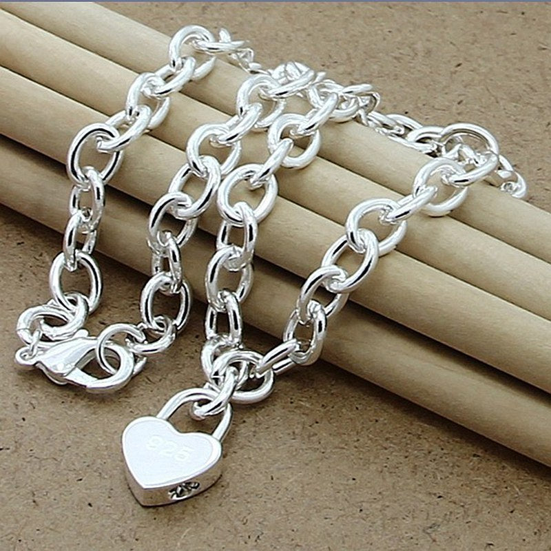 Collier plaqué argent avec fermoir en forme de crevette et serrure en forme de cœur