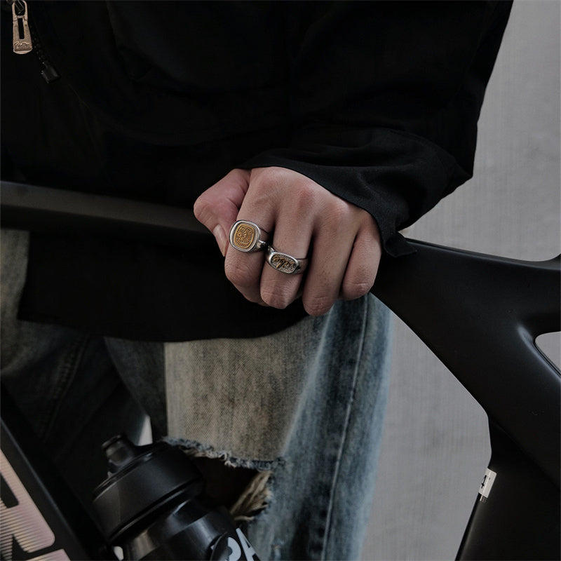 Bague en acier titane totem lettre argent or
