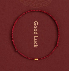 Bracelet en corde rouge tressé à la main avec petites perles