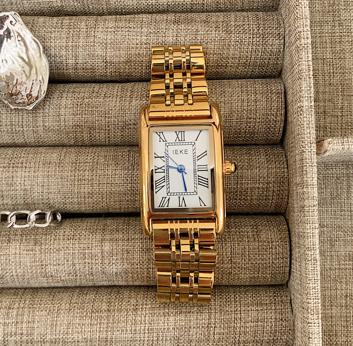 Rétro petite montre dorée ceinture acier femme moyen antique