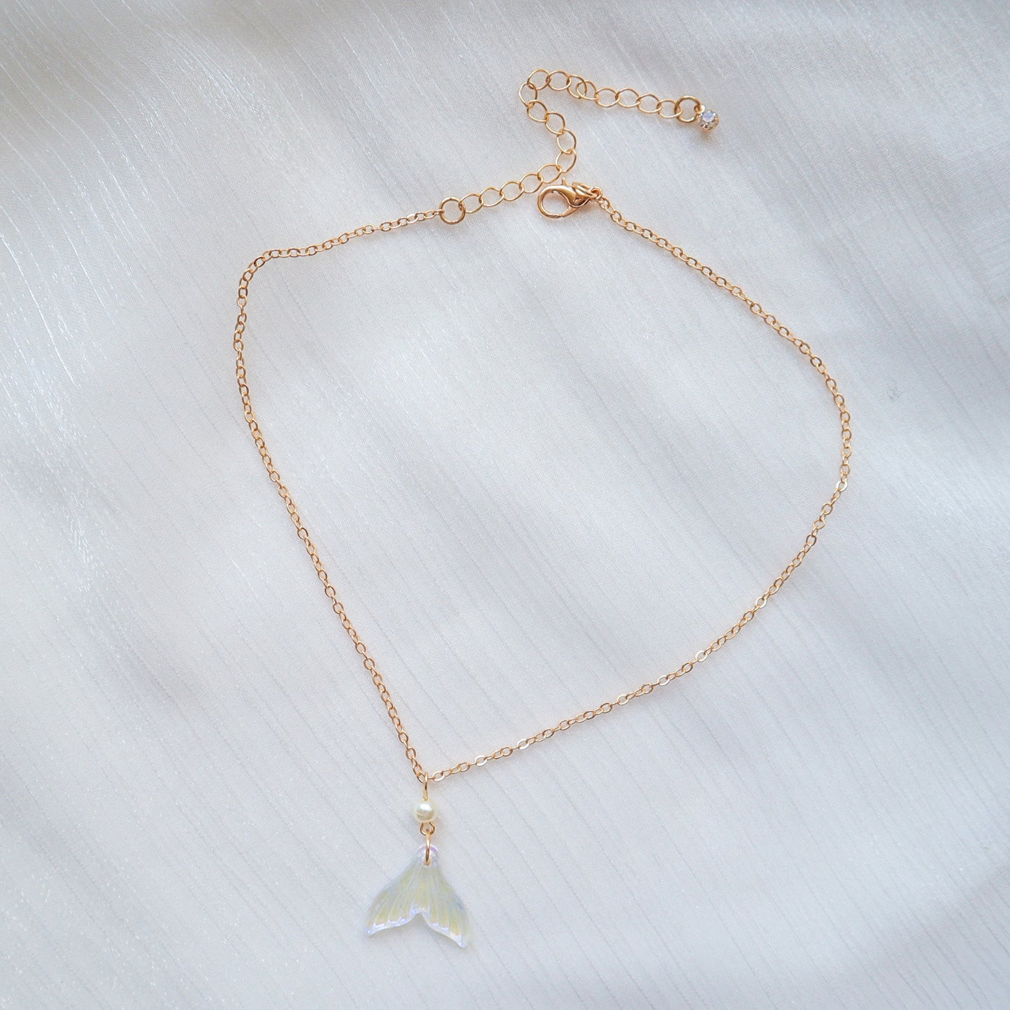 Collar simple con cola de perla y cola de sirena