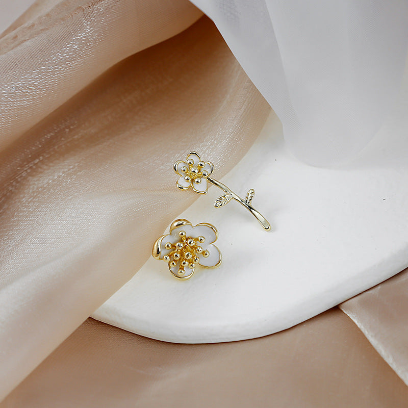 Silver Needle Pure And Beautiful Asymmetric Flower Stud Earrings Narcissus