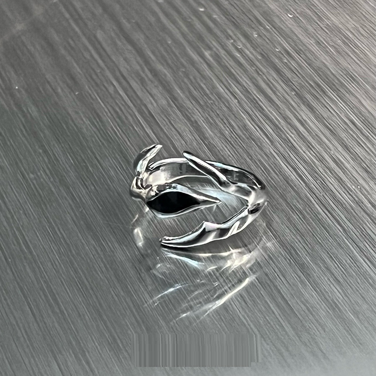 Anillo de metal de ónix negro con forma irregular Marea callejera Diseño de interés especial Hombres y mujeres de alto sentido