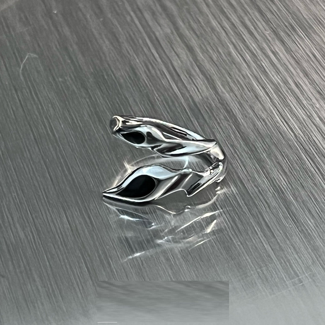 Anillo de metal de ónix negro con forma irregular Marea callejera Diseño de interés especial Hombres y mujeres de alto sentido