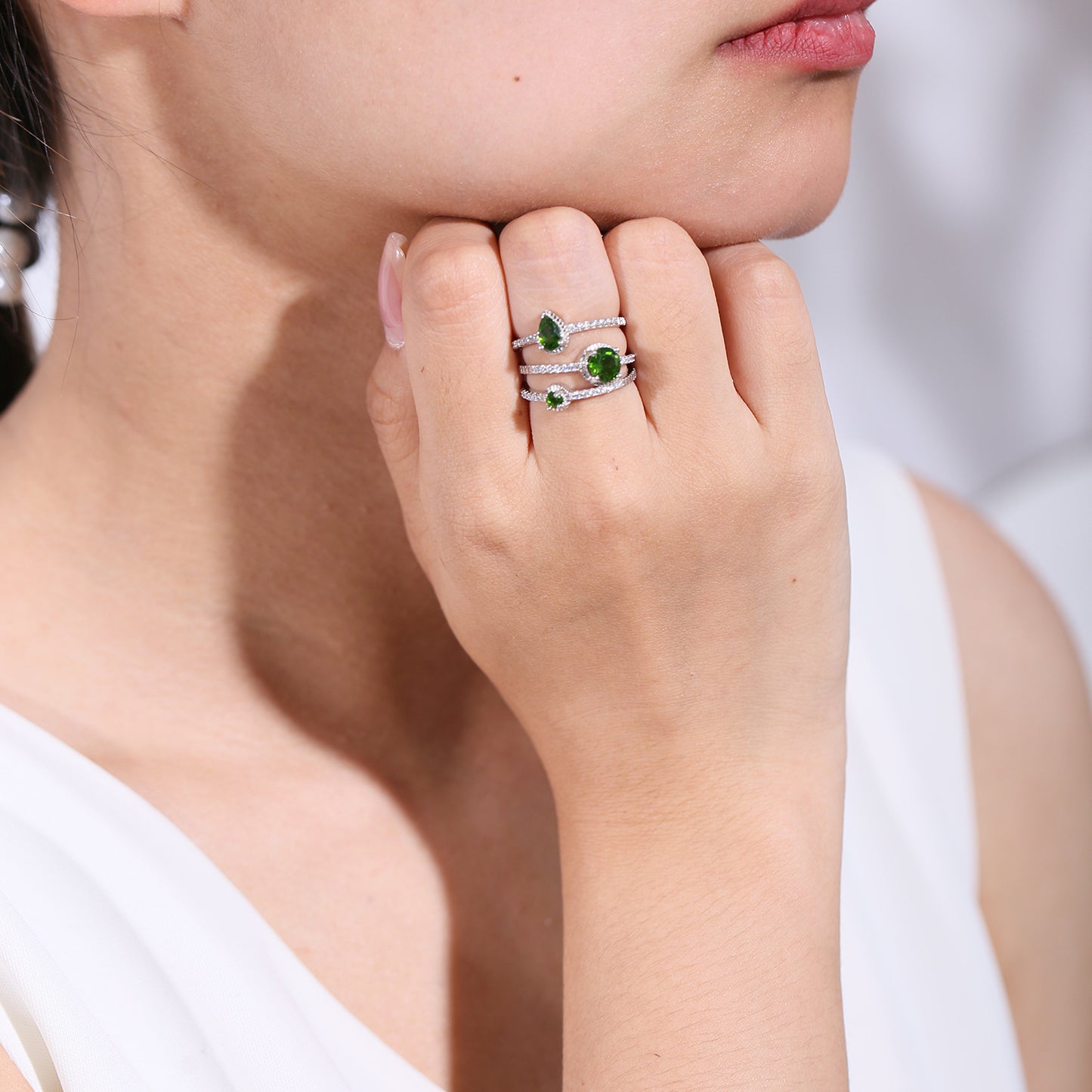Ensembles d'anneaux simples et naturels avec topaze diopside