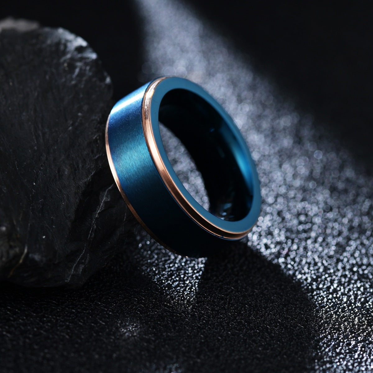 Anillo cepillado de oro de tungsteno bicolor con galvanoplastia para hombre