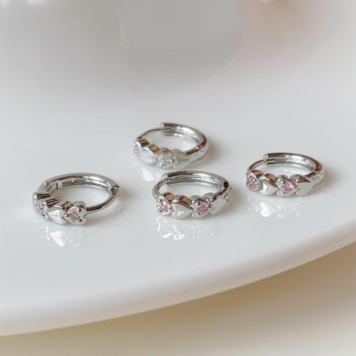 Clip de oreja de circonita con corazón amoroso para mujer