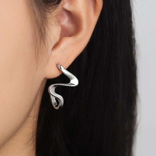Niche de boucles d’oreilles abstraites posées en spirale