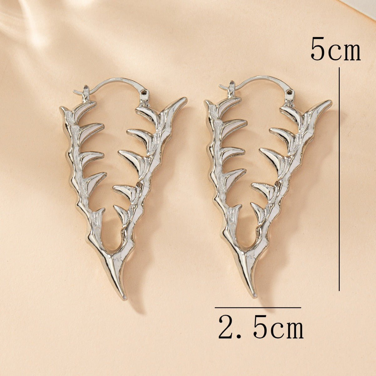 Boucles d'oreilles creuses en forme d'épines de dents de serpent