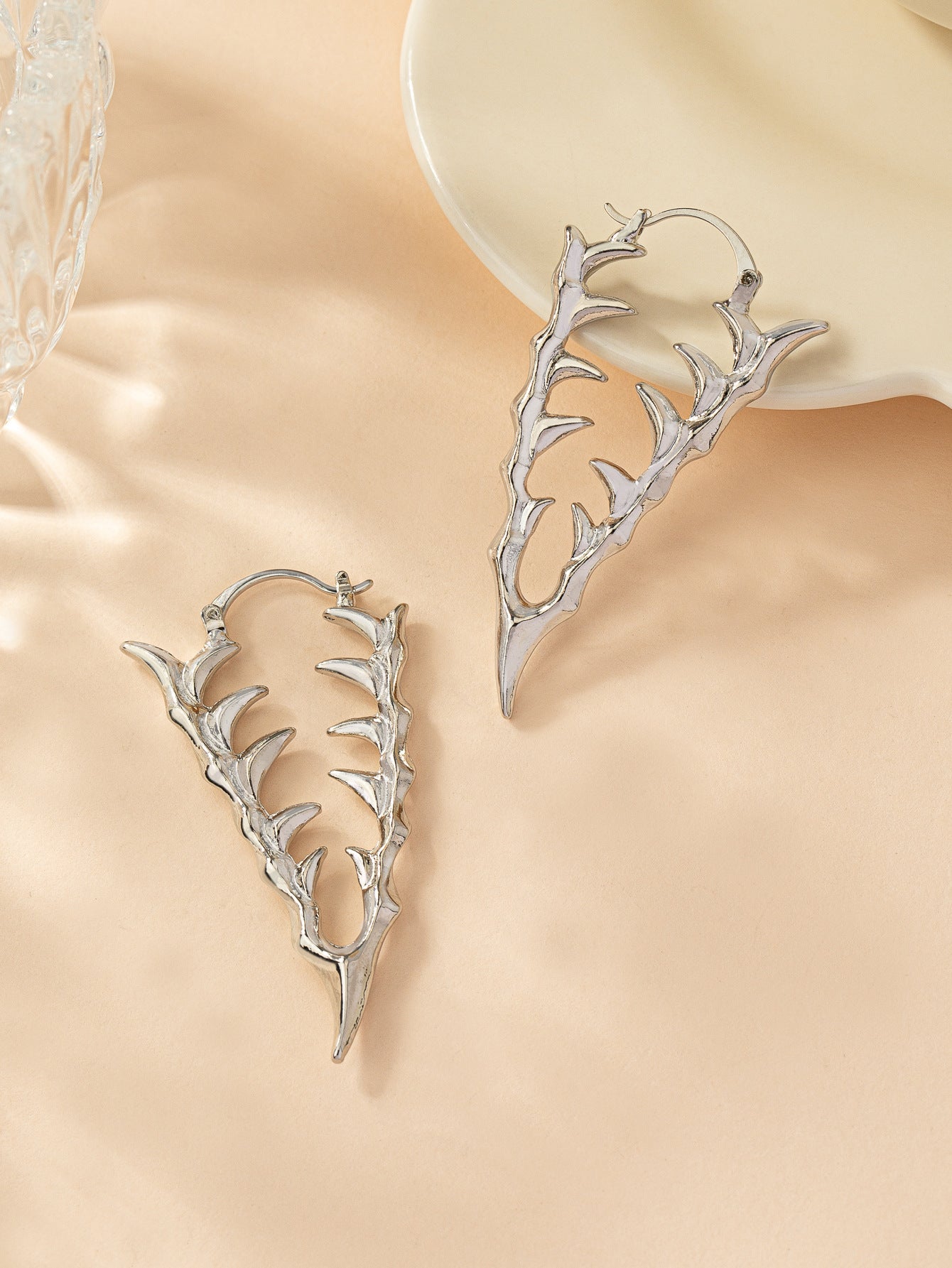 Boucles d'oreilles creuses en forme d'épines de dents de serpent