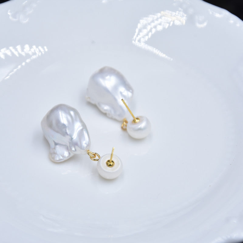 Boucles d'oreilles à tige en perles baroques simples pour femmes