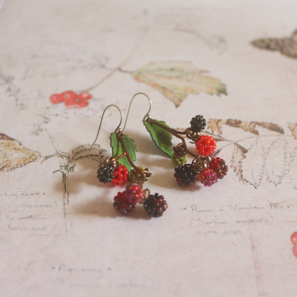 boucles d’oreilles framboise perlées vintage faites à la main
