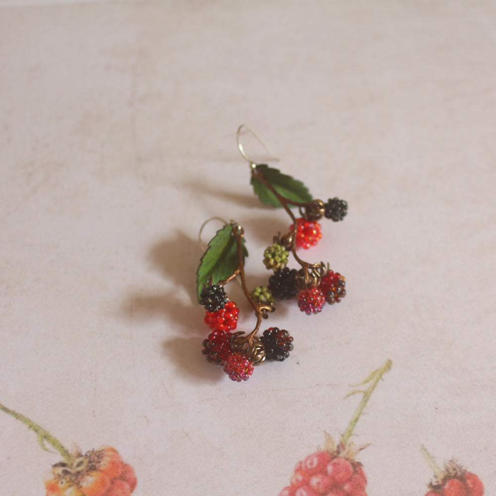boucles d’oreilles framboise perlées vintage faites à la main