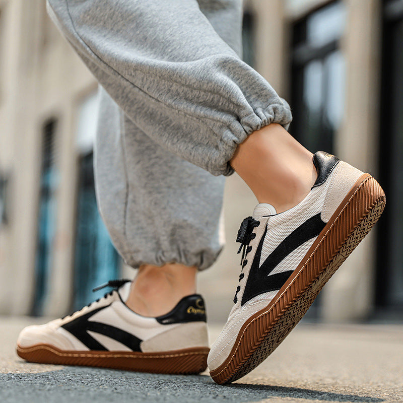 Zapatos de hombre de moda con superficie de malla ligera y todo a juego