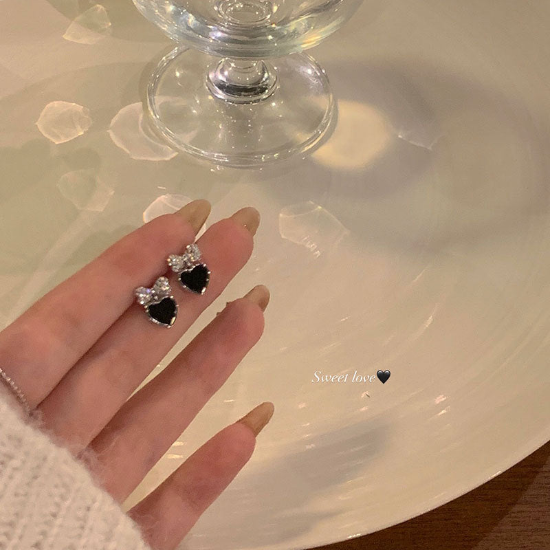Boucles d'oreilles en argent sterling avec nœud délicat micro-incrusté en forme de cœur de pêche noir
