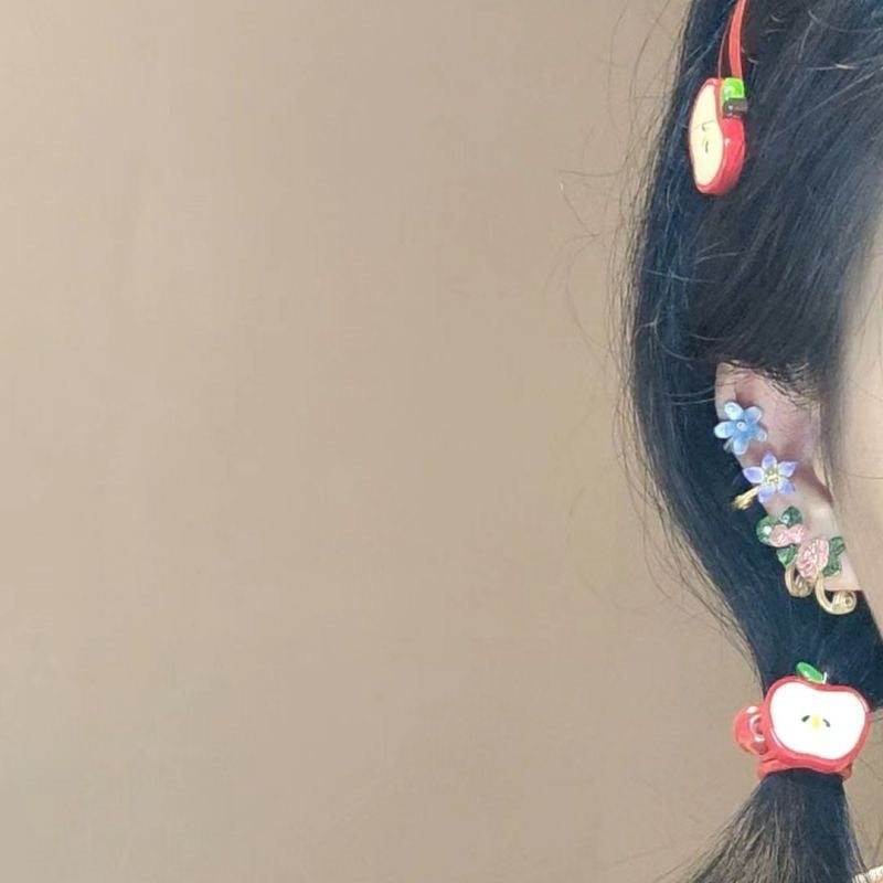 Ensemble de quatre petits clips d'oreilles à fleurs super douces, conception de niche