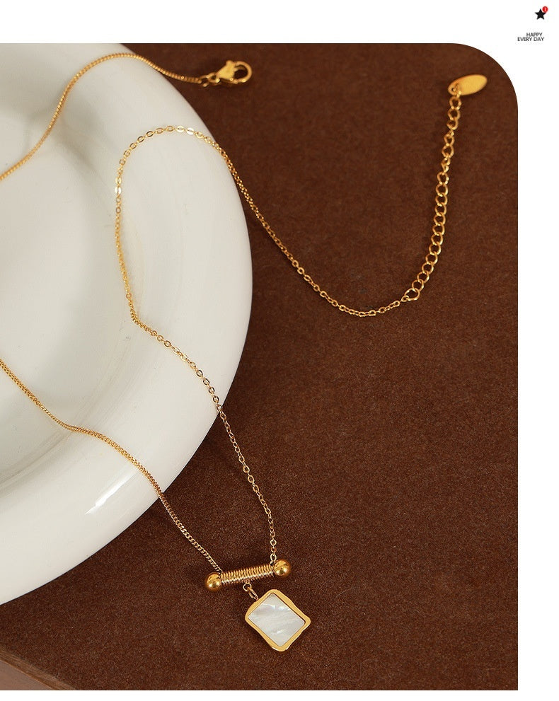 Collar chapado en oro de acero de titanio con colgante de fritillary cuadrado geométrico elegante