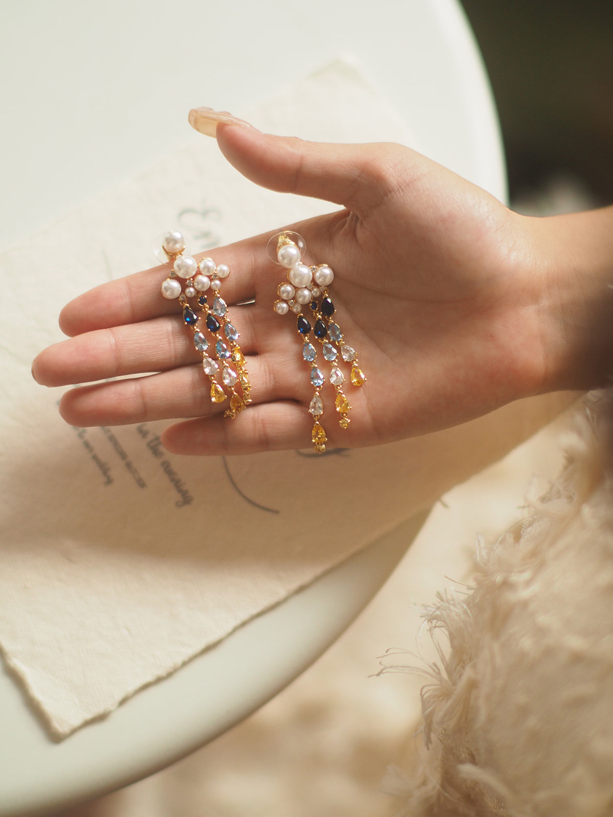 Boucles d'oreilles vintage incrustées de pierres précieuses à longues franges en forme de goutte de pluie et de nuage