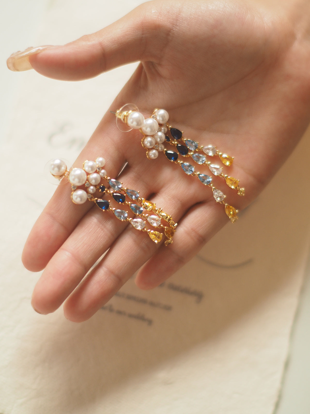 Boucles d'oreilles vintage incrustées de pierres précieuses à longues franges en forme de goutte de pluie et de nuage