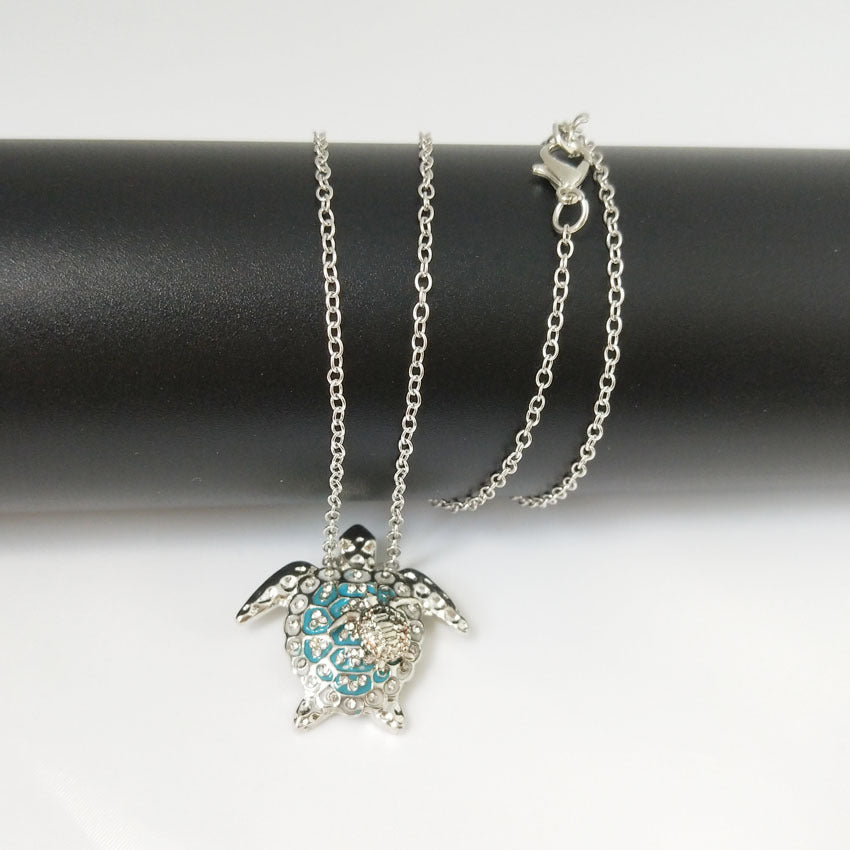 Familia de collares con diamantes incrustados de tortugas marinas