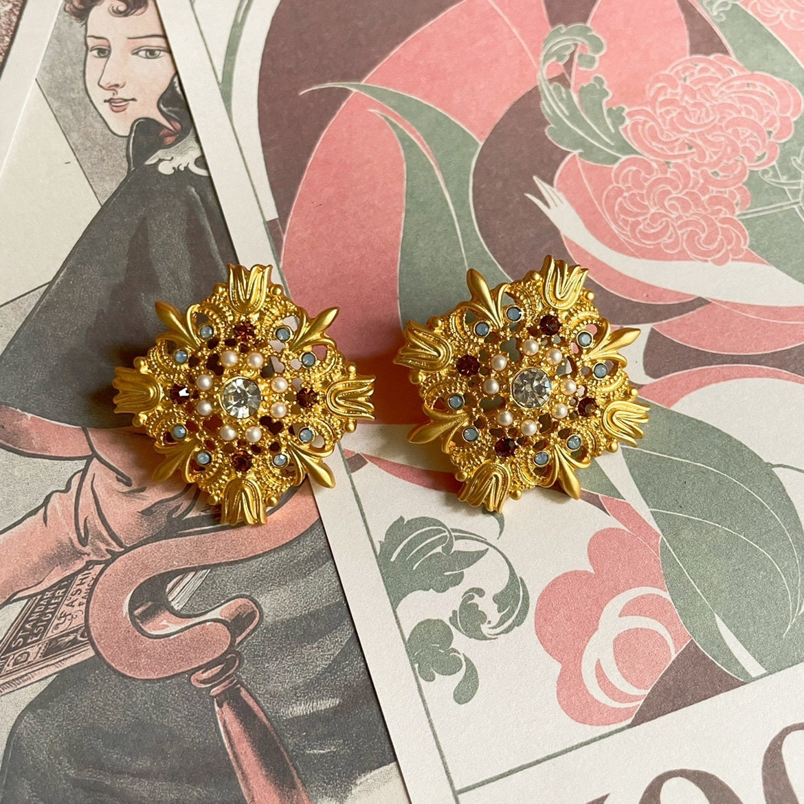 Retro Hollow Rhinestone Court Stud Earrings