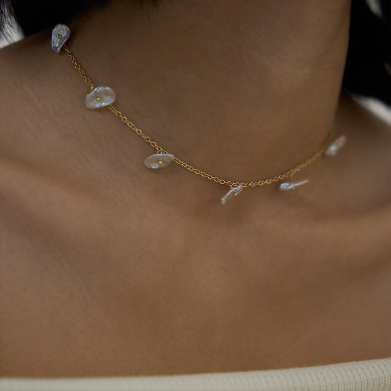 Collier court coloré en perles de pétales baroques naturelles