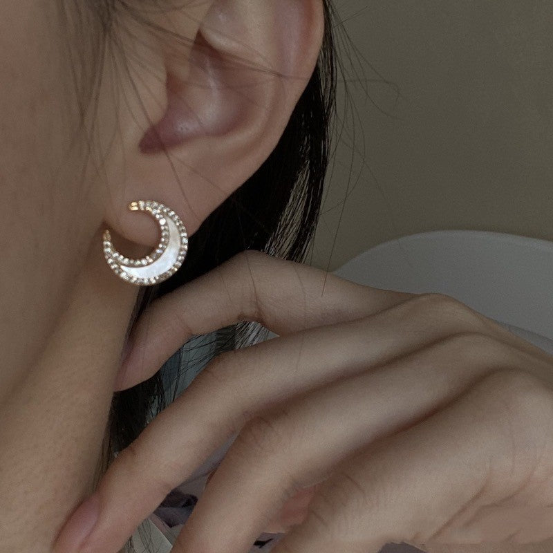 Aretes con forma de concha de diamantes y mar de luna para mujer