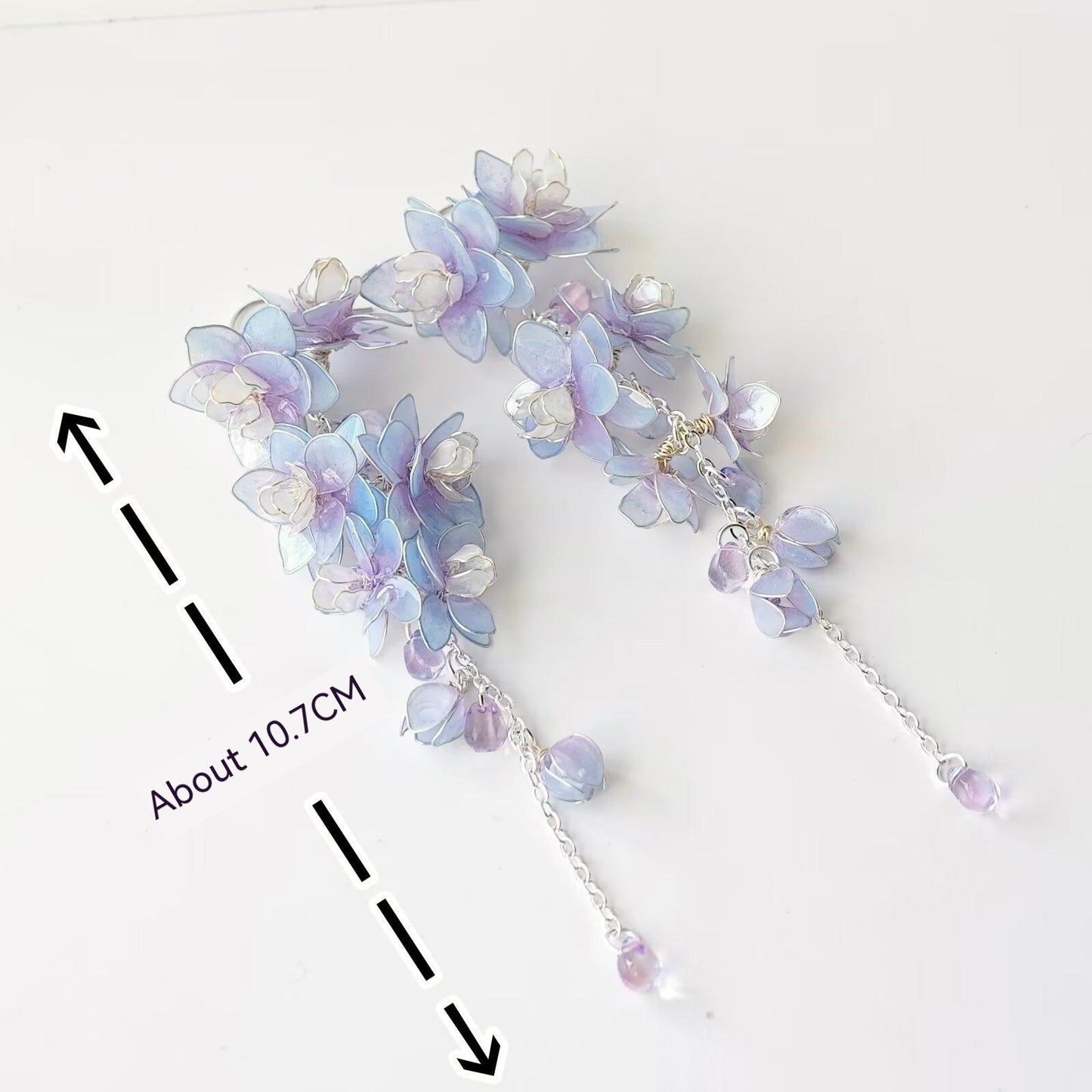 Boucles d'oreilles originales faites à la main, Design d'intérêt particulier, grande hirondelle volante, clous d'oreilles en époxy, ornement