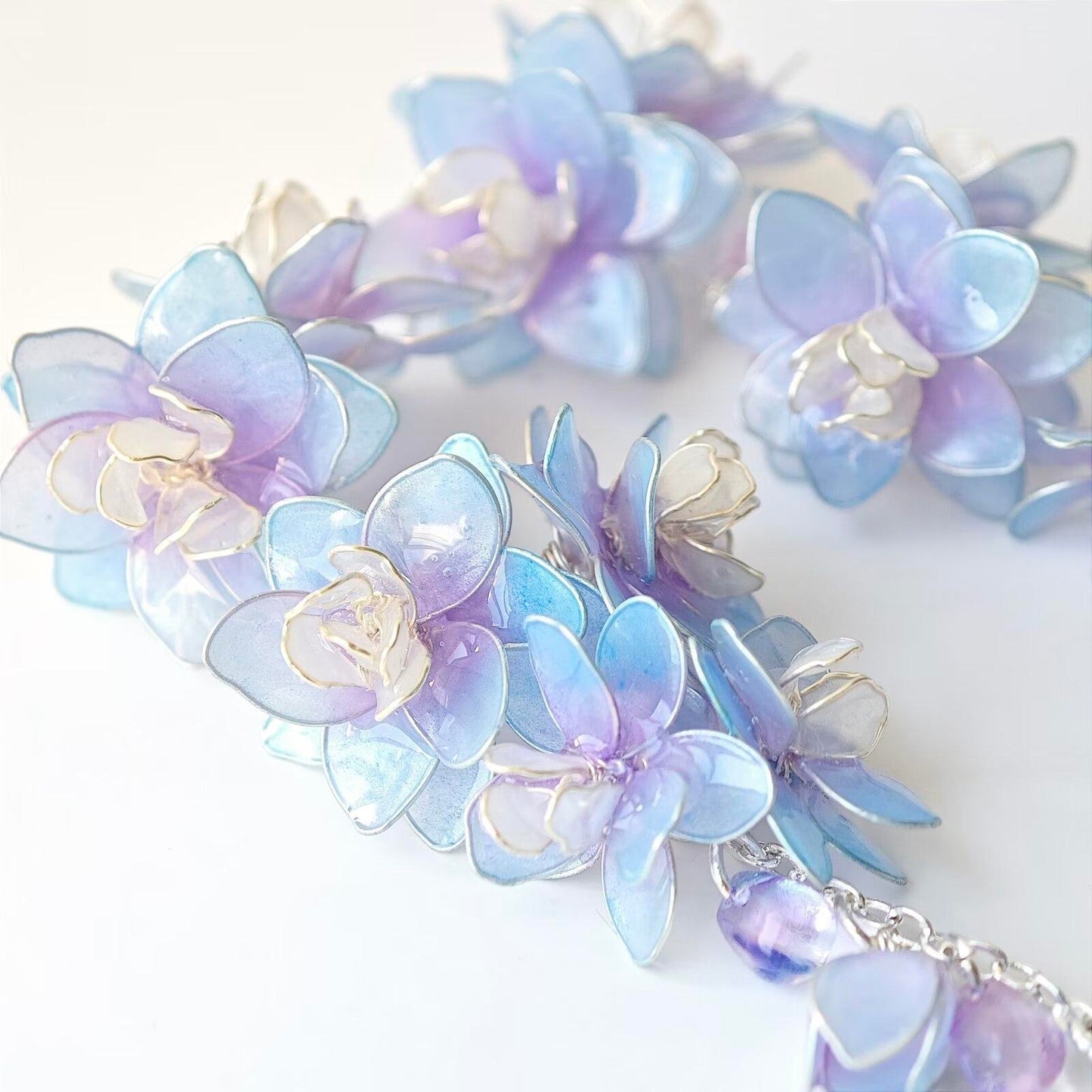 Boucles d'oreilles originales faites à la main, Design d'intérêt particulier, grande hirondelle volante, clous d'oreilles en époxy, ornement