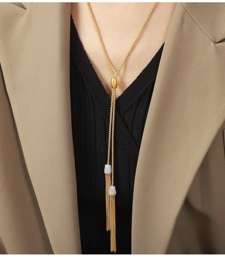 Collar largo de acero y titanio con circonitas y incrustaciones de borlas