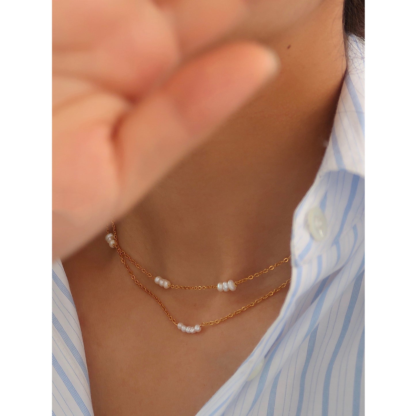 Collar de acero de titanio sencillo con perlas de grano de arroz natural