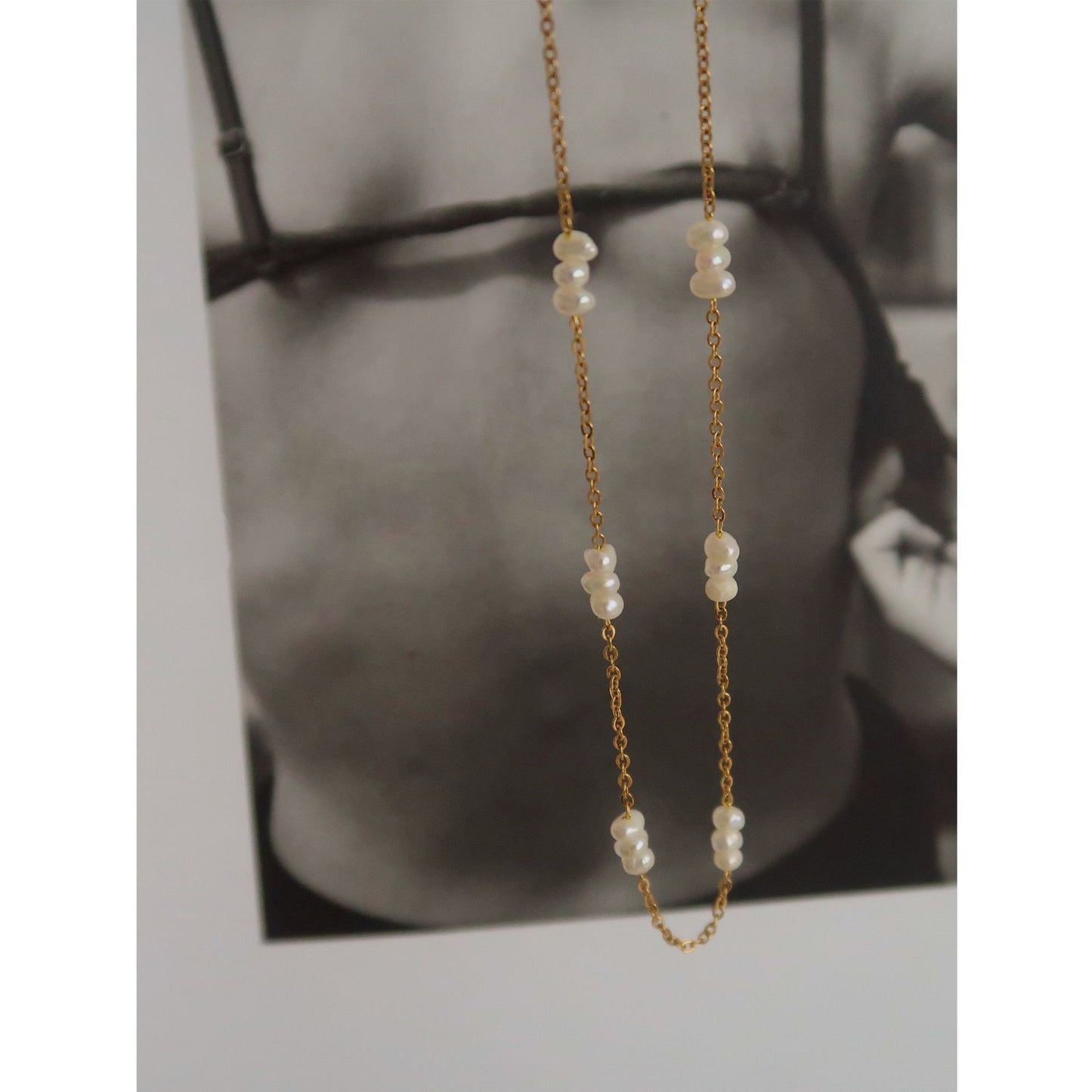 Collar de acero de titanio sencillo con perlas de grano de arroz natural