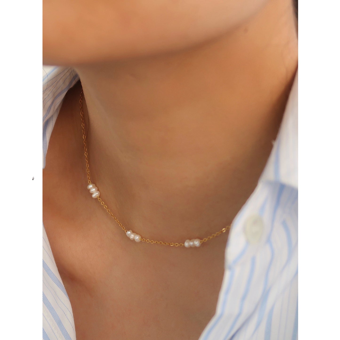 Collar de acero de titanio sencillo con perlas de grano de arroz natural